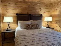 Pinewood Lodge | Cozy Pet-Friendly Log Cabin 5 min to Mt Sunapee