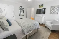 Green Door...:Renovated Cozy Cottage Centrally Located