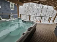 Charming 4-bedroom house w/Hot tub/Arcade games/WiFi/firepit and more