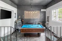 Park Circle Haven with Putting Green and Pool Table