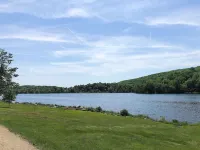 Lux Bungalow on Gorgeous Lake. Relax. Explore nearby towns. Ski. Kayak. Hike.