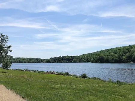 Lux Bungalow on Gorgeous Lake. Relax. Explore nearby towns. Ski. Kayak. Hike.