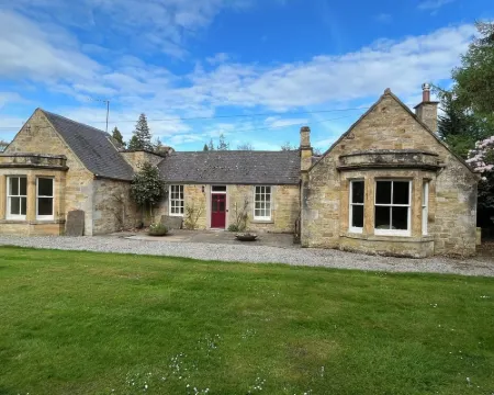 Fantastic Traditional yet Up-to-date Spacious Cottage Very Close to Edinburgh Hotels in Pathhead