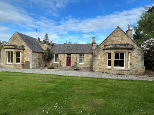 Fantastic Traditional yet Up-to-date Spacious Cottage Very Close to Edinburgh - 4-Star