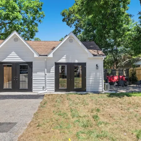 The Luxe/Hot Tub/Private Bar/ 12 Min to Horse Park