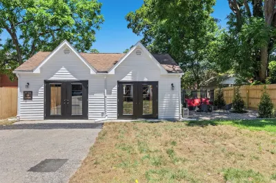 The Luxe/Hot Tub/Private Bar/ 12 Min to Horse Park