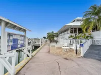 Manatee Harbor: Marina, Heated Pool-Spa, Island Ferry with Private Beach Access! Hotels in Placida