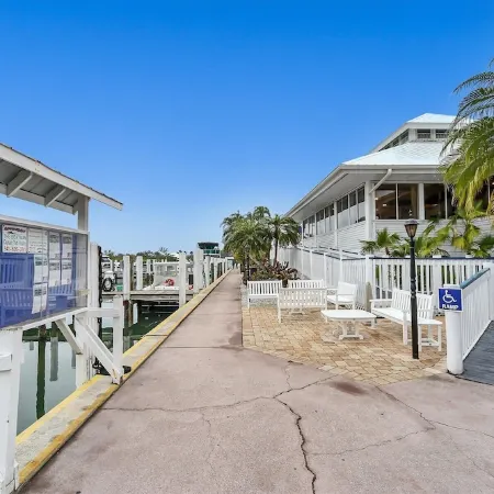 Manatee Harbor: Marina, Heated Pool-Spa, Island Ferry with Private Beach Access!