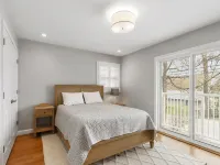 Steps to Lake Geneva · Hot Tub · Sleeps 10 · Walk to Pier 290 Hotels in Williams Bay