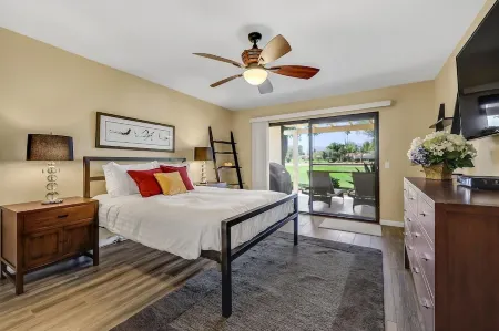 Desert Paradise Retreat Awaits on Golf Course with Sunset & Mountain Views Отели рядом с достопримечательностью «Палм-Дезерт Палмс»