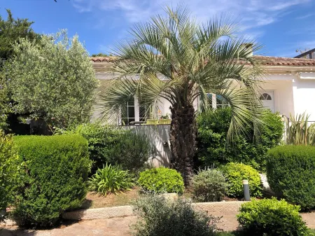 Villa with seafront garden, rare location Отели в г. Пьетроселла