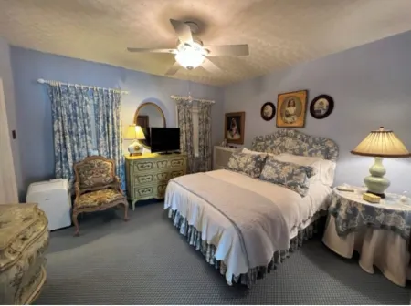 Charming High Point Historical Home only minutes from HPU and Furniture Market Отели рядом с достопримечательностью «High Point University»