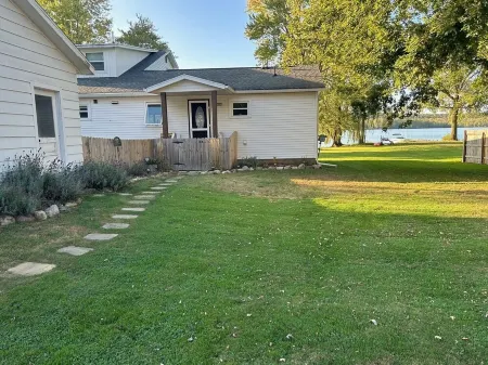 Cozy 3bd/3bth on Thornapple Lake, close to boat launch, shopping, restaurants!