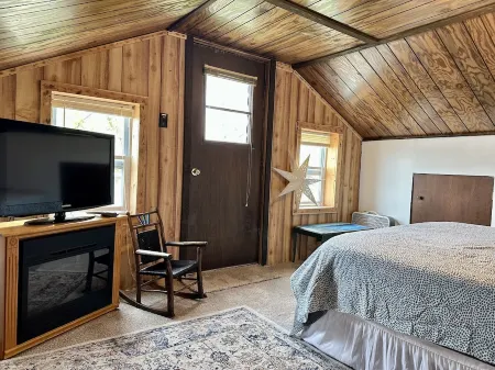 Hunt, Fish, and Take in the Lake Views on Beautiful Lake Mille Lacs!