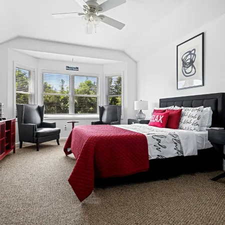 Cheerful 6-bedroom residential home with pool and jacuzzi. Short walk to the bay