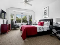 Cheerful 6-bedroom residential home with pool and jacuzzi. Short walk to the bay Hotels in Hampton Bays