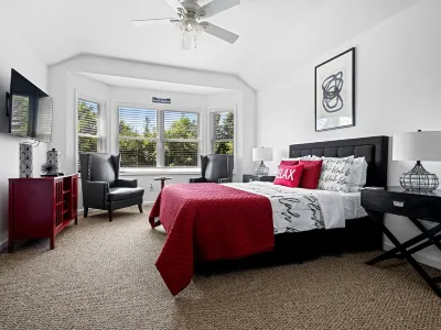 Cheerful 6-bedroom residential home with pool and jacuzzi. Short walk to the bay Drift Inn附近的飯店