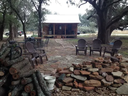 Secluded cabin 20 minutes from Colorado Bend State Park. Pets ok, no fireworks