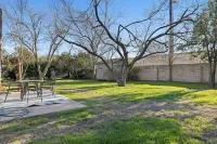 Lookin' and Feelin' Good in Georgetown - Long stays / Pets / Office Hotels near H-E-B
