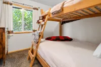 Family Friendly/Couples Retreat/Cozy Chalet/Fenced Patio/Ski Slope View/Fire Pit