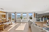 Relaxing 4 bed, 4 bath, + private studio lakefront home on Lake Stevens! Hotels in Snohomish County