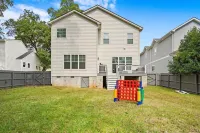 Luxurious, Sleeps 13, Pool Table & Game Room, Spacious, 5 mins to Uptown