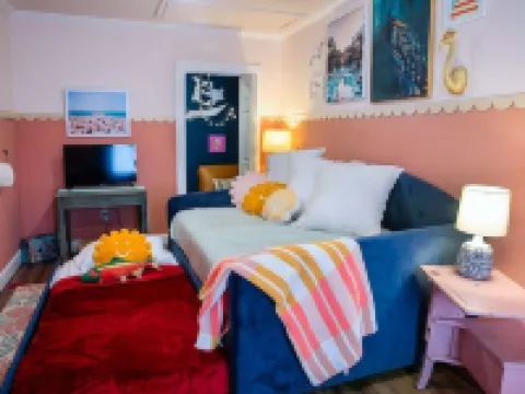 Charming cottage near beach: Fenced Yard, Firepit, Pets OK, King Bed - Sleeps 8 長灘酒店