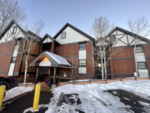 Jackson’s Hideaway, walk to ski shuttle!