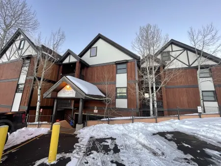 Jackson’s Hideaway, walk to ski shuttle!