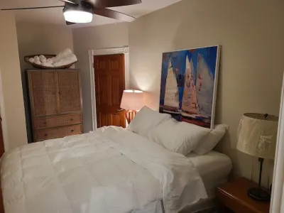 BEACHFRONT 1BR WATERVIEWS WITH DECK PRIVATE BEACH Hotels in 