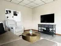 2 KING BR/1BA In Evansville, IN Fenced in Yard. Fast wifi.  Washer and Dryer Hotels in Vanderburgh County