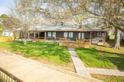 Escape to the Pointe - Superior Sunset views from spacious porch!