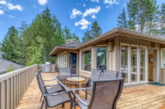 Modern Sunriver Luxury Home with Fenced Turf Pet Yard, Large Kids Room, SHARC !!