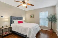 La Casa Roja - Pet-Friendly - 3Br Home - Walk to Castle & Downtown Waco