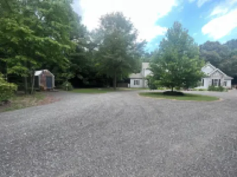 Tiny House in the Woods, sleeps 3, full bath, linens provided, keurig & k cups