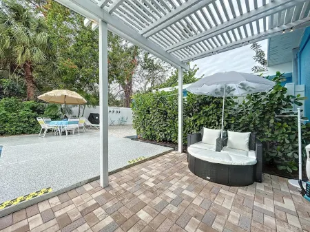 Charming Ground Level Resort Style 3unit condo unit B a few steps from the beach Отели в г. Холмс Бич