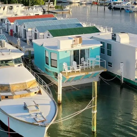 Aqua Lodge Houseboat "Captain's Quarters"