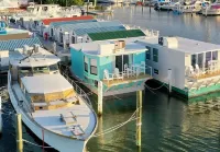 Aqua Lodge Houseboat "Captain's Quarters"