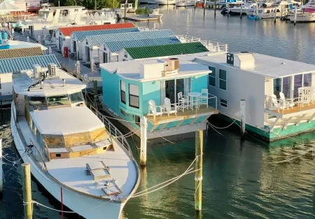 Aqua Lodge Houseboat "Captain's Quarters"