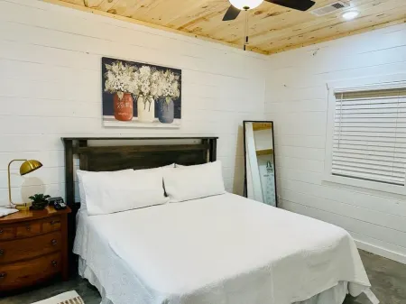 Knotty Squirrel Unit 9 Standard King Suite