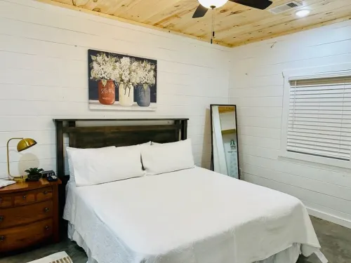 Knotty Squirrel Unit 9 Standard King Suite