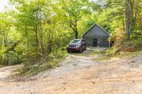 Renovated Cozy Cottage in Bryson City! Experience the Cool Smokies!
