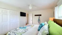 Beautiful, Cozy, Beach Bungalow Steps from the Ocean!