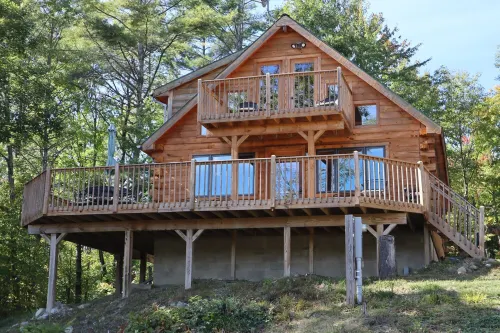 Hillside ADK Log Cabin with beautiful Schroon Lake views - 5 minutes to village! - 샬레 호텔