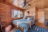Luxury Cabin w/Heated Pool, 22Min to 7 Springs, HotTub, Sauna, Game Room & Views