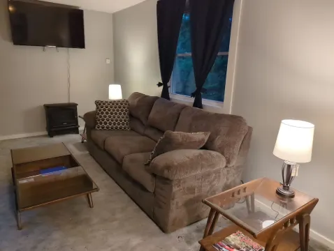 Cozy Creek Cottage, situated between the beautiful rolling hills of Italy, NY 이탈리 호텔