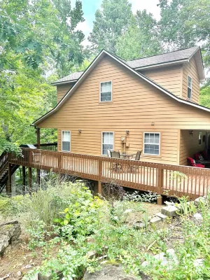 Lakefront Vacation Home, Covered Dock, Located in Big Creek