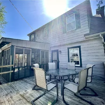 Stylish 2BR Charmer Close to Everything