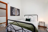 HotTub&GameRm&Traeger Smoker-Across from Golf, 5 Min to Lake, 15 Min 2 Mt Snow