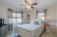 Sunshine Beach House - Private Pool - 5 minute walk to beaches - Pet friendly